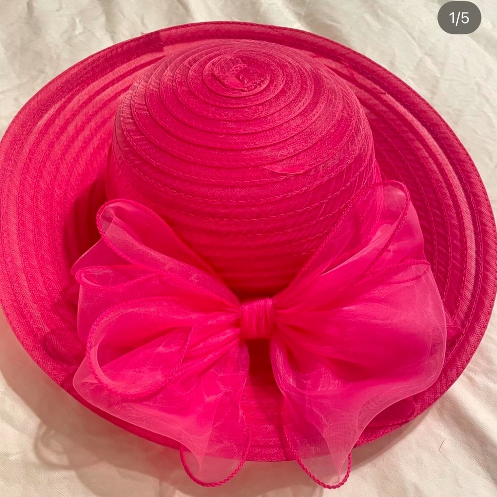 Pink hat with bow
